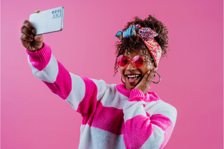 An influencer making her content
