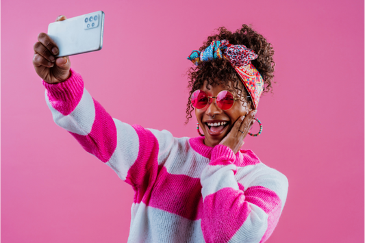 An influencer making her content